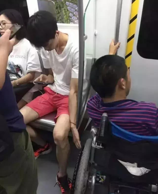 这才是董卿真实的样子,董卿跪地为什么获得网友的称赞