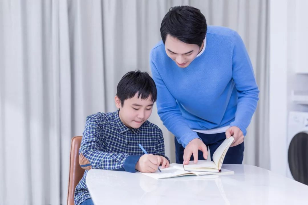 爸妈欢送孩子开学，却不知比暑假更大的考验即将来临