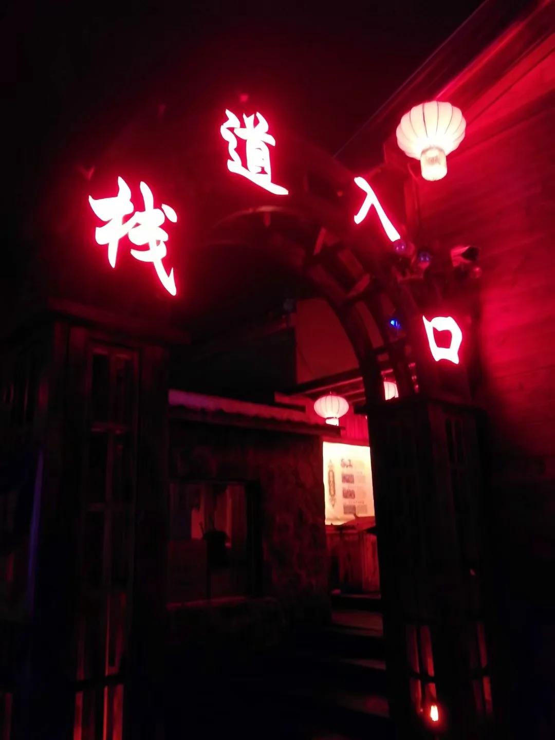 小小双峰冷凝紫气，壮美山河雪掩行踪