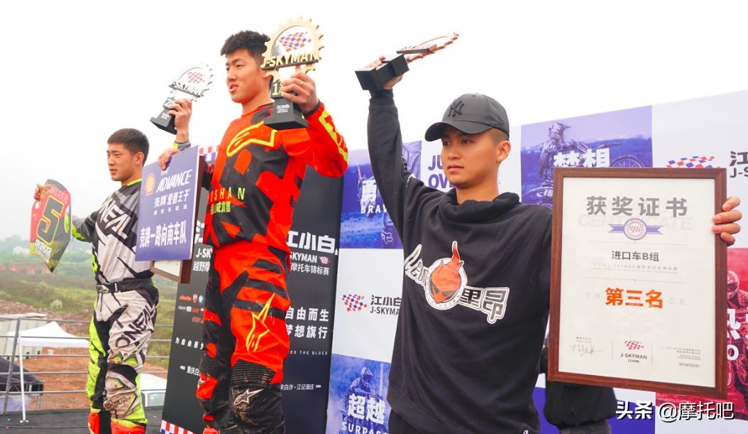 这摩托真好喝。。。不对....这酒真好骑！