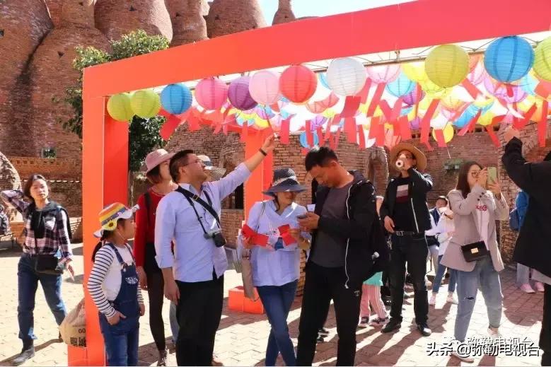 太热闹!弥勒花海、人海、车海、舞海...这些人上镜了!