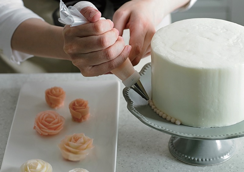 韩式裱花蛋糕和传统裱花蛋糕区别,烘焙裱花奶油霜怎么裱花玫瑰花