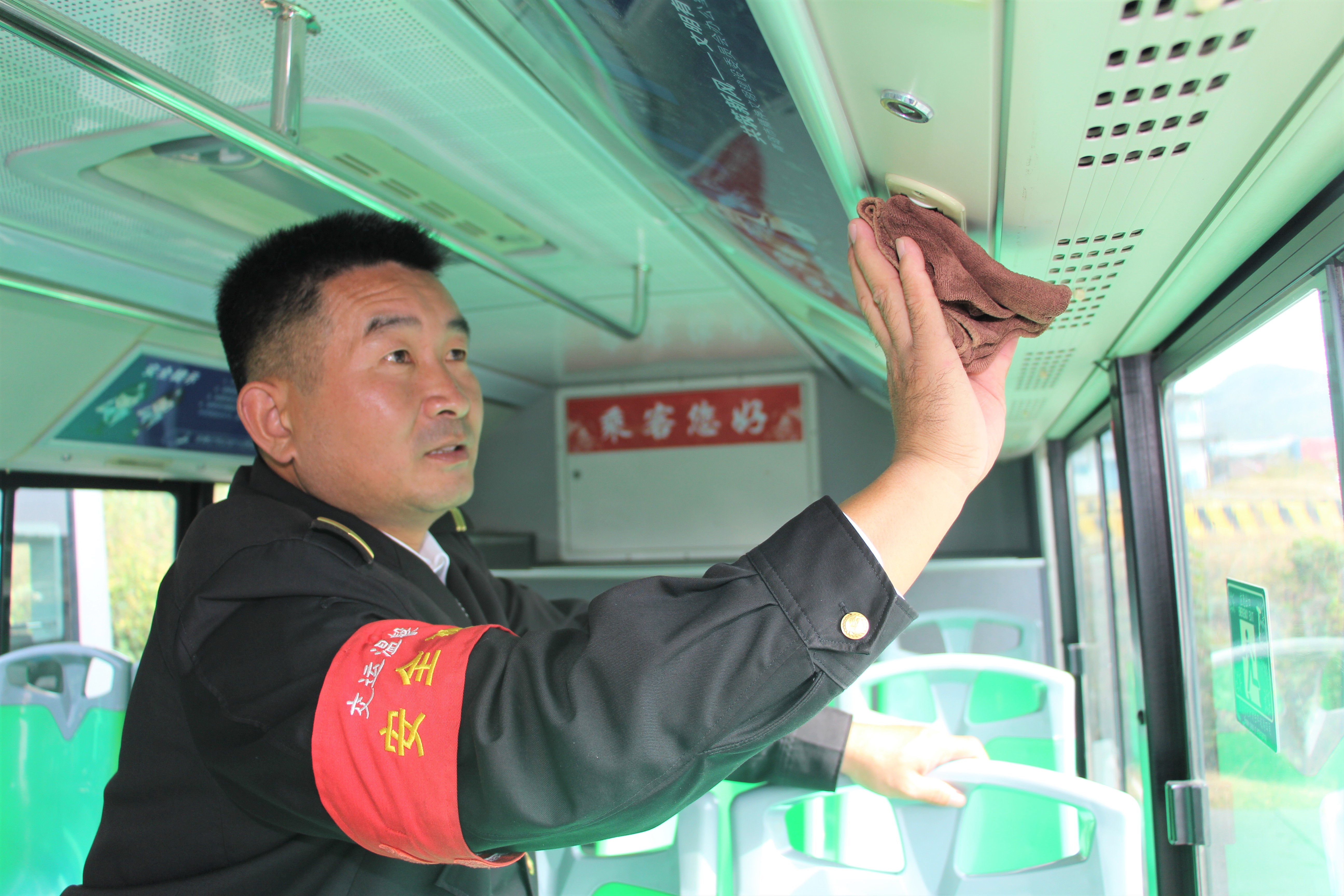 公交驾驶员怎样优质服务乘客,公交司机如何做好服务工作