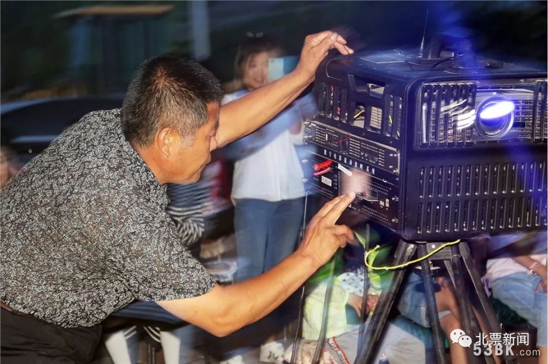 24年,他用光影点亮小镇夜空