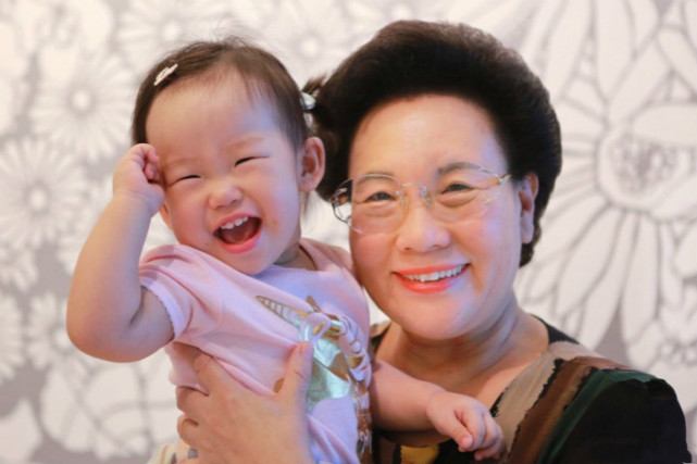 秦昊发飙怒斥*拍偷**者，4岁女儿正脸被曝光，颜值随奶奶眼睛小