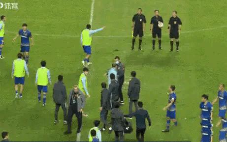 中超再现大规模冲突，裁判遭20余人包围，保安出动才能离场