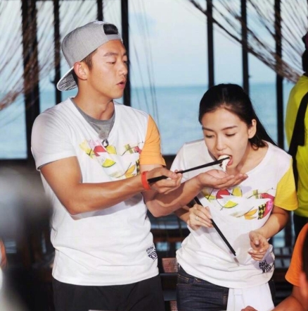 郑恺晒新跑男团合影照片,跑男团集体为郑恺庆生