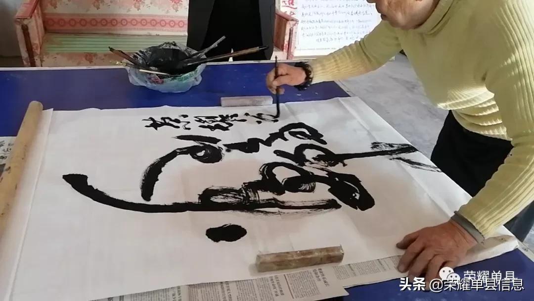 大衣哥朱之文的家乡：88岁的赵鸿燊能倒立、骑独轮车