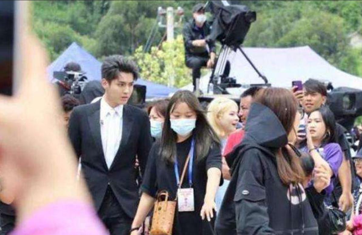 邓超上台差点被保安赶下来,邓超鹿晗录制节目保镖