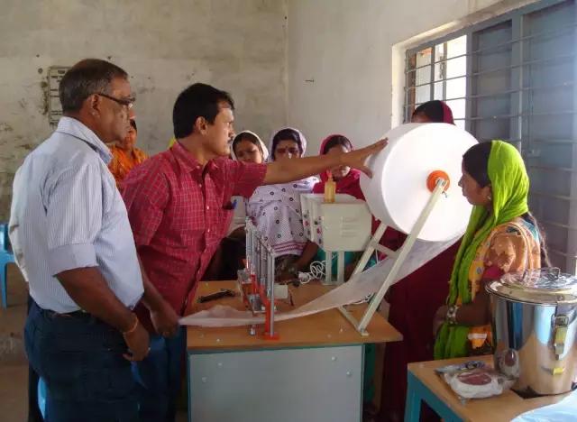 为解决妇女生理问题，男子穿带血卫生巾走上街头，却惨遭妻子离婚