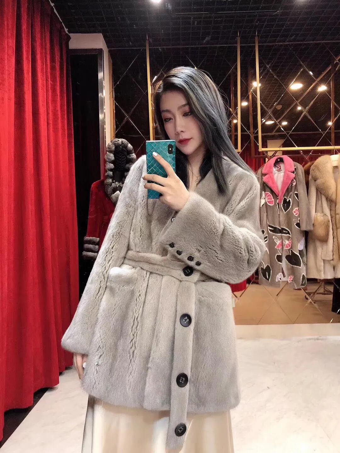 什么样的水貂穿着老气,米黄色水貂好看还是黑色水貂好看