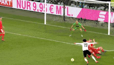 萨内被犯规,萨内被踩脚踝