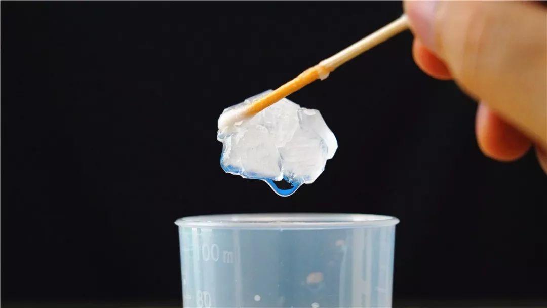 棉签放水里,第二天长出一块水晶石?还挺漂亮