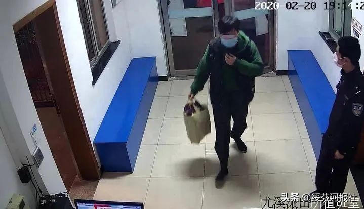 儿子卖口罩骗70万母亲带他去自首,男子卖口罩2天赚200万