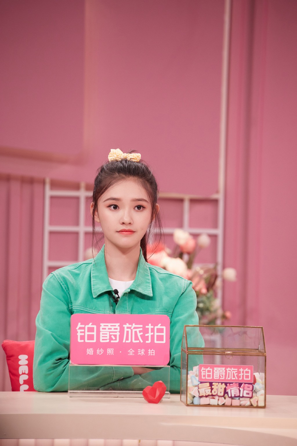 林允穿礼服高级活泼随意切换,林允一身粉色拖地长纱亮相