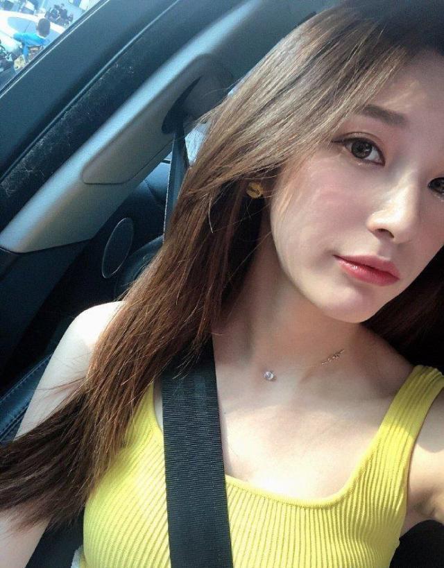 她是央视最美足球主播，因泳裤掉落意外走红，26岁事业有成仍单身