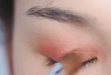 眼妆画完一会就脏掉了,眼妆一画就显得凶