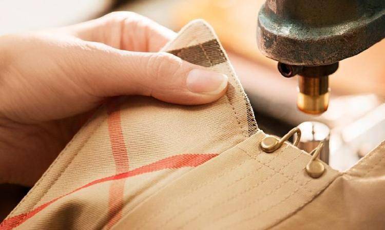 如果欧洲下起了雨，那从王妃到平民就会同时，穿“Burberry风衣”