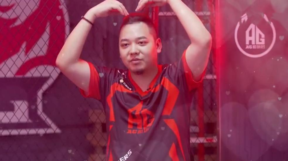 KPL选手外号公开,Cat喜欢被女生叫歪歪,晨阳看同学玩手机将其暴露