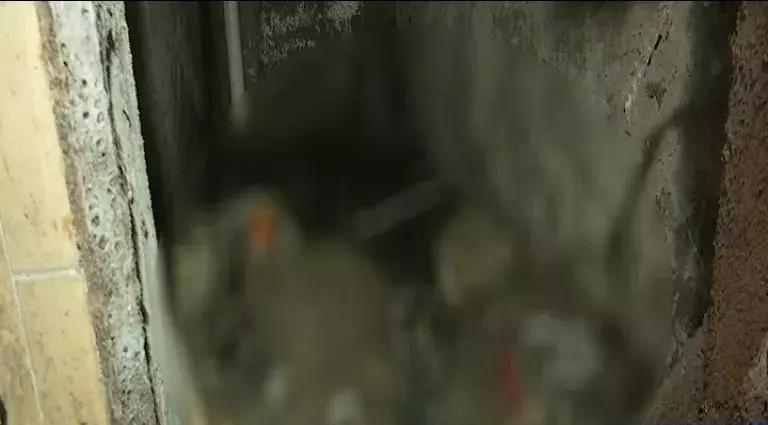 巷子屎水横流!不愿凑2万修理费,南海街坊宁可闻恶臭长达5年