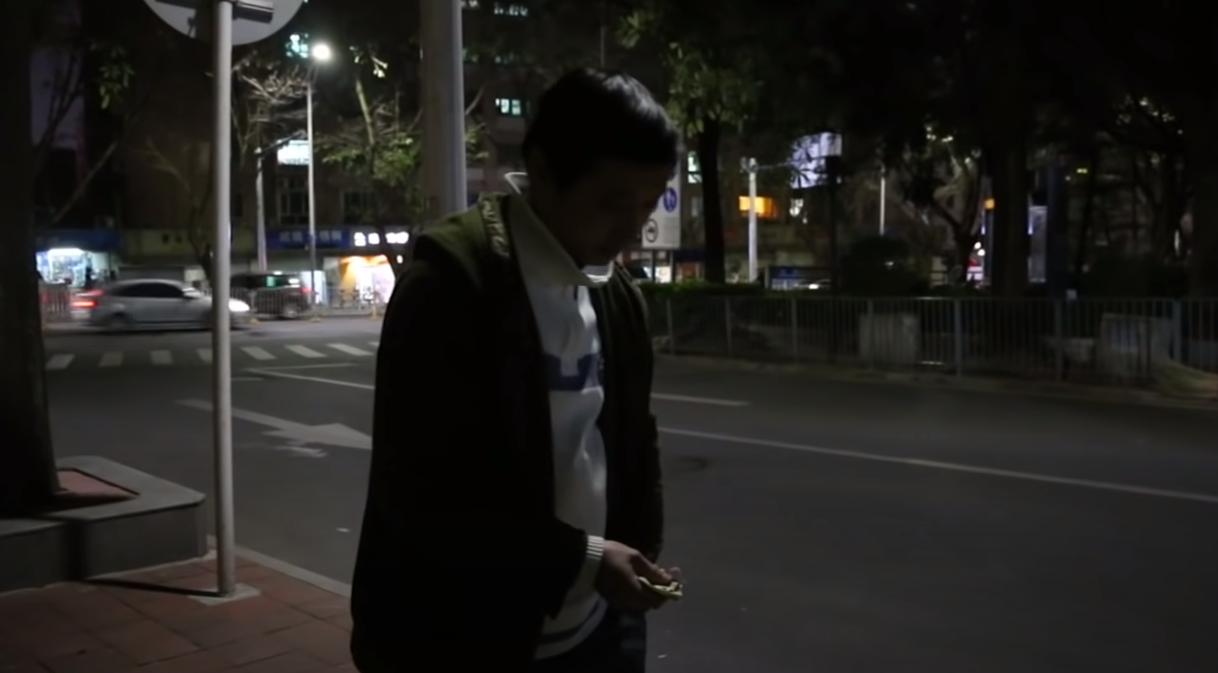 揭秘三和大神：日结1天玩3天，年纪轻轻为何自甘堕落？纪录片