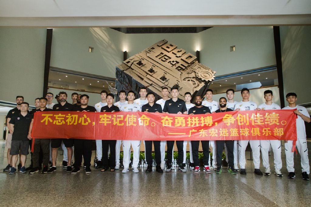 易建联补办生日！全队为他准备生日“惊喜”，最后他给阿联递纸巾