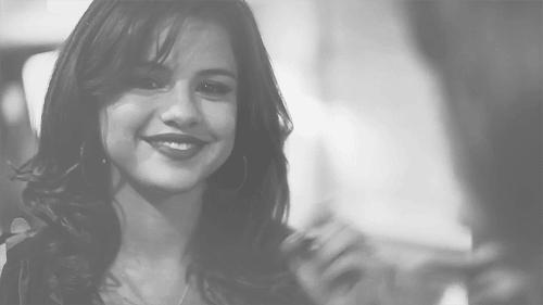 不做俗人的新一天，让安娜苏魔漾晶灵唇膏带你造型百变