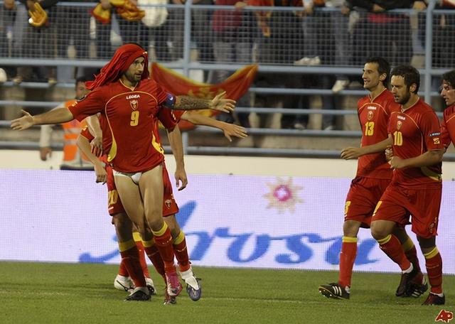 不脱球衣脱球裤，宁就是传说中的脱裤魔？