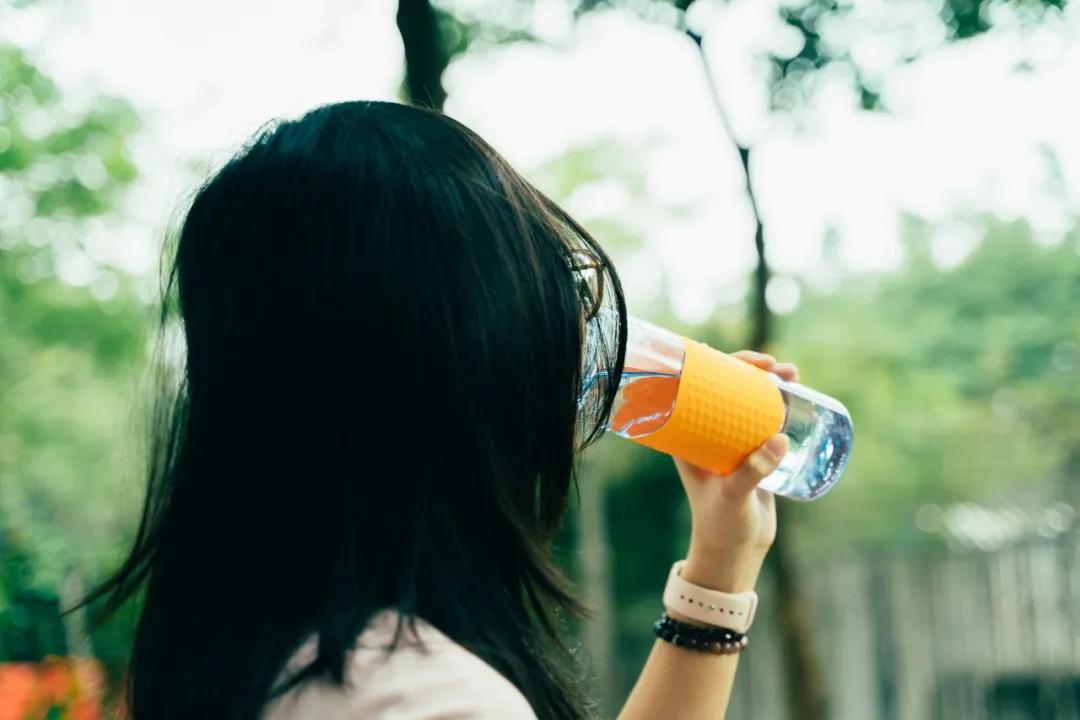 还在用双手费劲拧杯盖？我只要3根手指，1秒就开了！