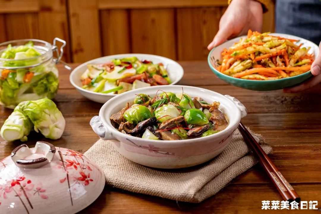 折腾一下午的年夜饭终于上桌了,历时五小时为家人做一顿年夜饭