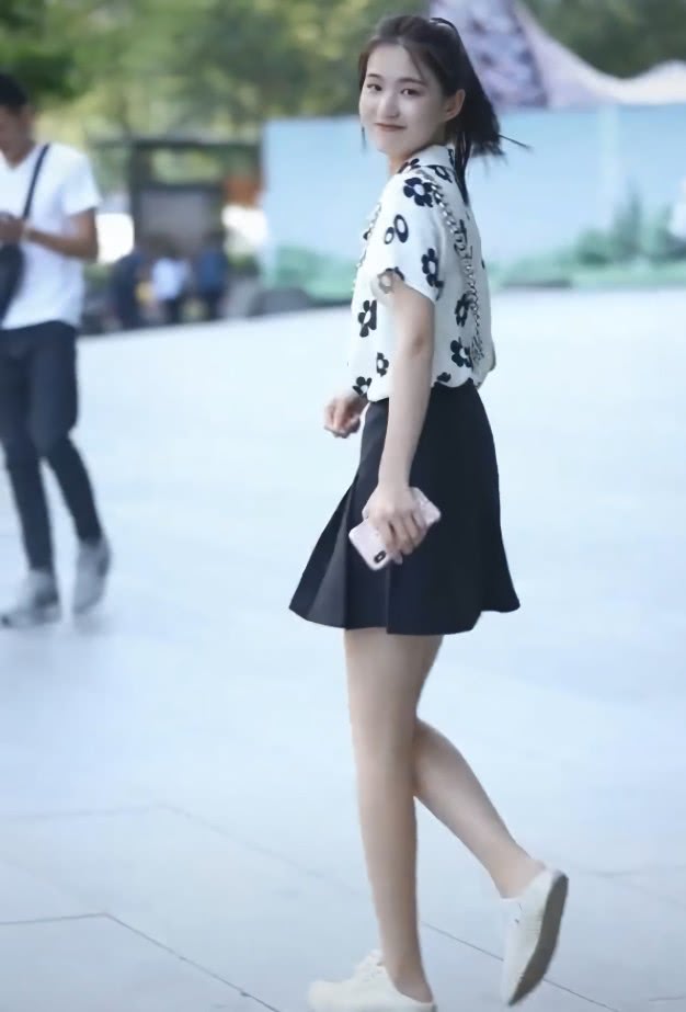 快快收起你的AJ，现在流行短靴＋“蛋花袜”，露出1cm更潮