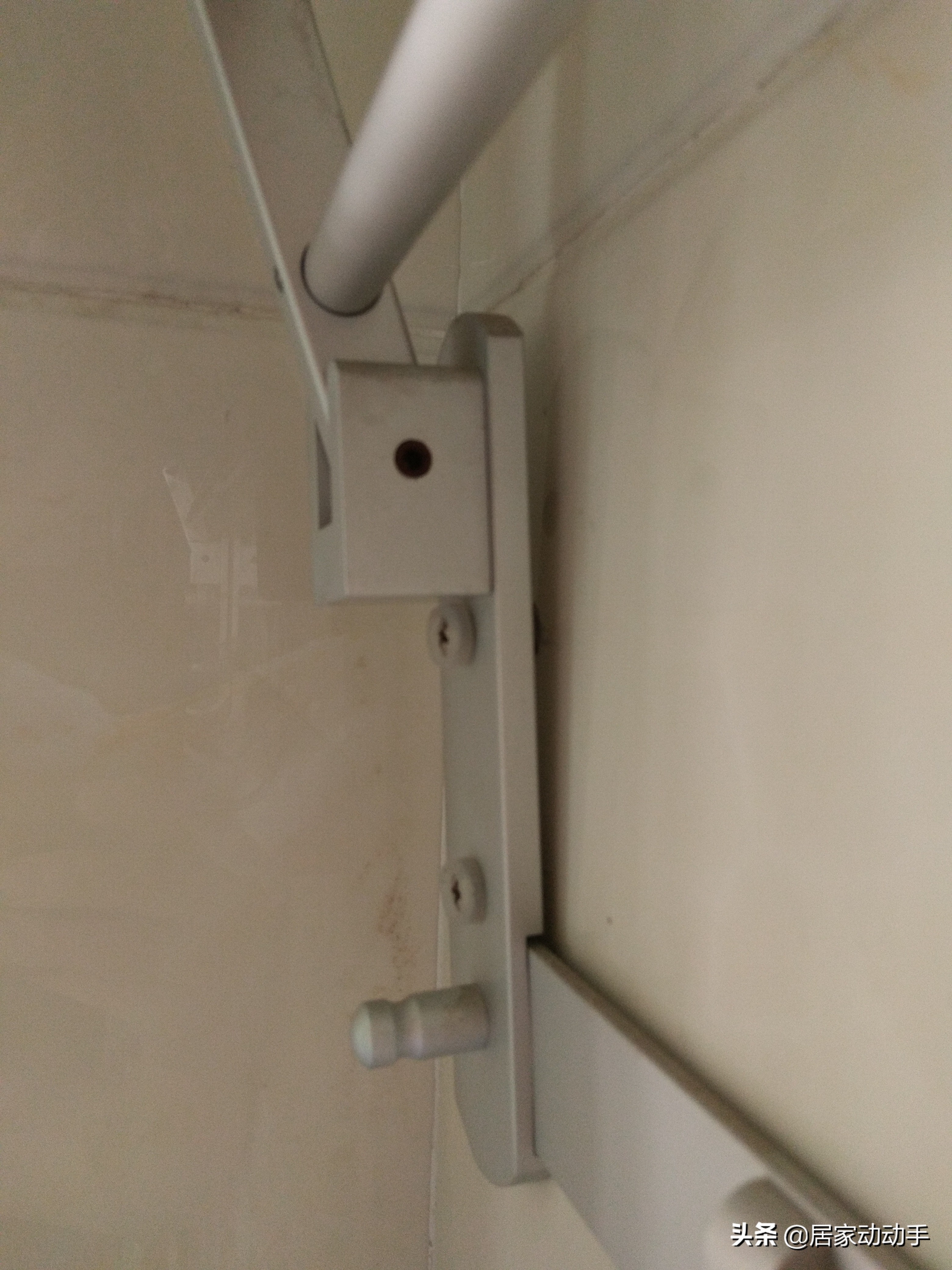 毛巾架底座脱落怎么修复,毛巾架杆掉出来怎么解决