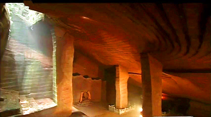 小水塘下藏着巨大山洞,水塘抽干水后专家竟然发现宫殿