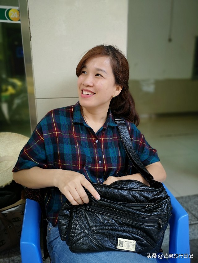 两个广东女孩越南自由行，老街逛超市发现方便面只要6毛，真便宜