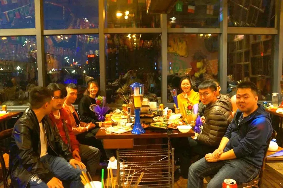 撸着串听着歌,这家火爆曲靖的BBQ才是你啤酒、烧烤的圣地!