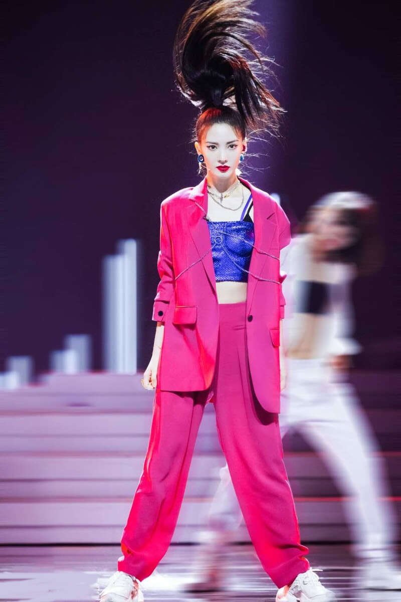 玫红色不适合哪些人,玫红色黄皮肤穿显黑吗