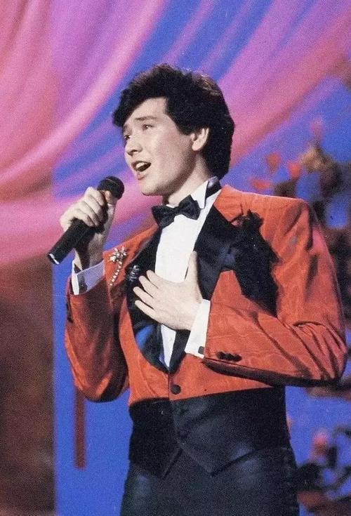 37岁的费翔,费翔62岁秀肌肉