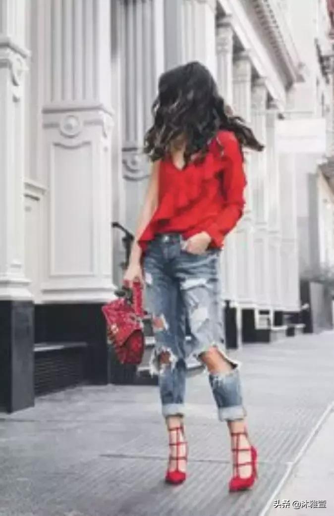 穿红色衣服红色鞋子,红色芭蕾单鞋配牛仔裤