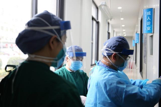 探访隔离病房奋战一线的白衣战士,看望慰问疫情防控一线值守人员