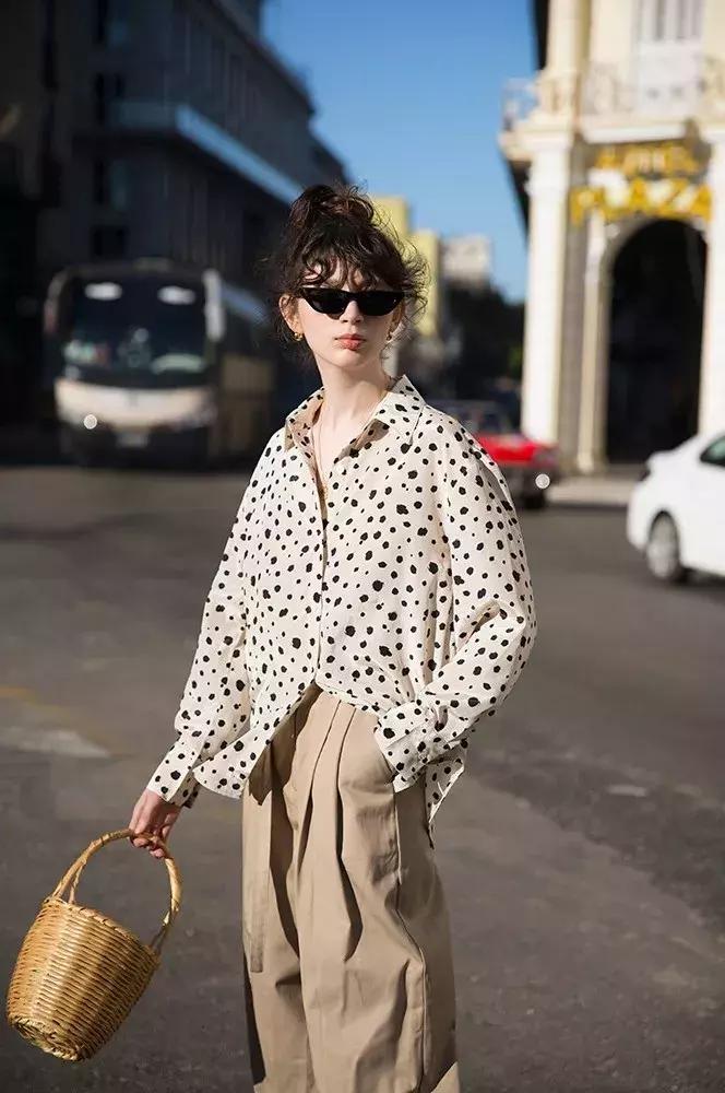 碎花衬衫和白衬衫哪个更好看,雪纺衬衫女夏季碎花领妈妈款