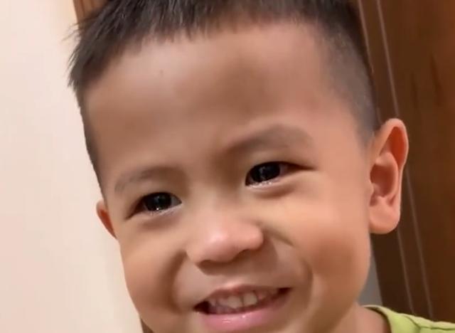 广东萌娃理直气壮跟爸爸吵架视频,萌娃惹妈妈生气躲进墙缝