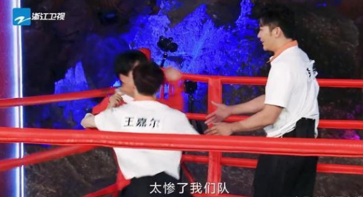 奔跑吧蔡徐坤选郭麒麟上船,郭麒麟蔡徐坤撕名牌完整版