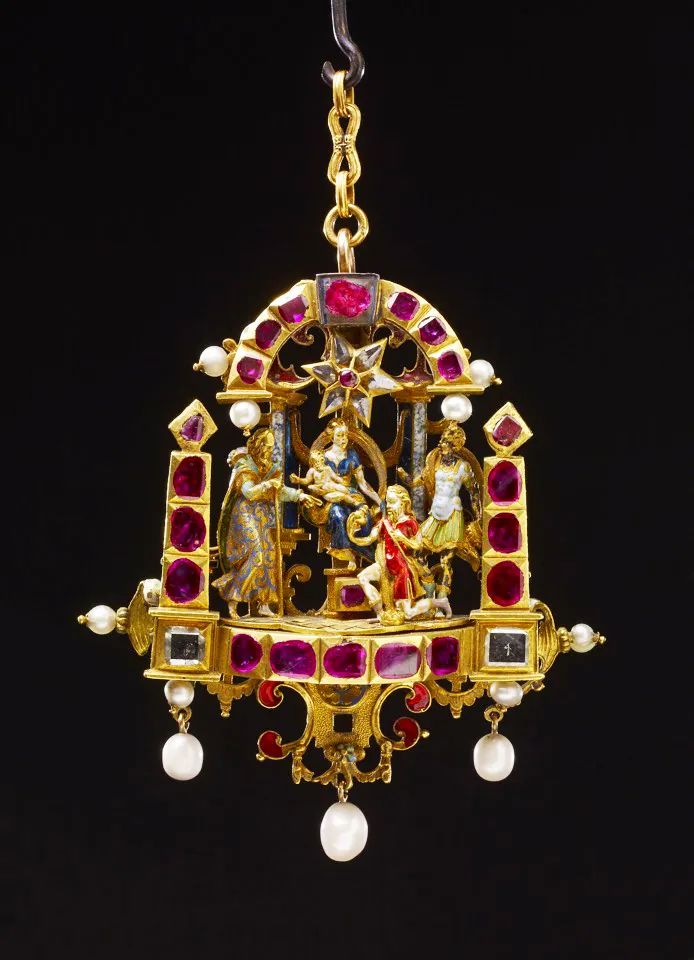 珍珠当牙签，红宝石镶圣经，还是Gucci和香奈儿的灵感缪斯