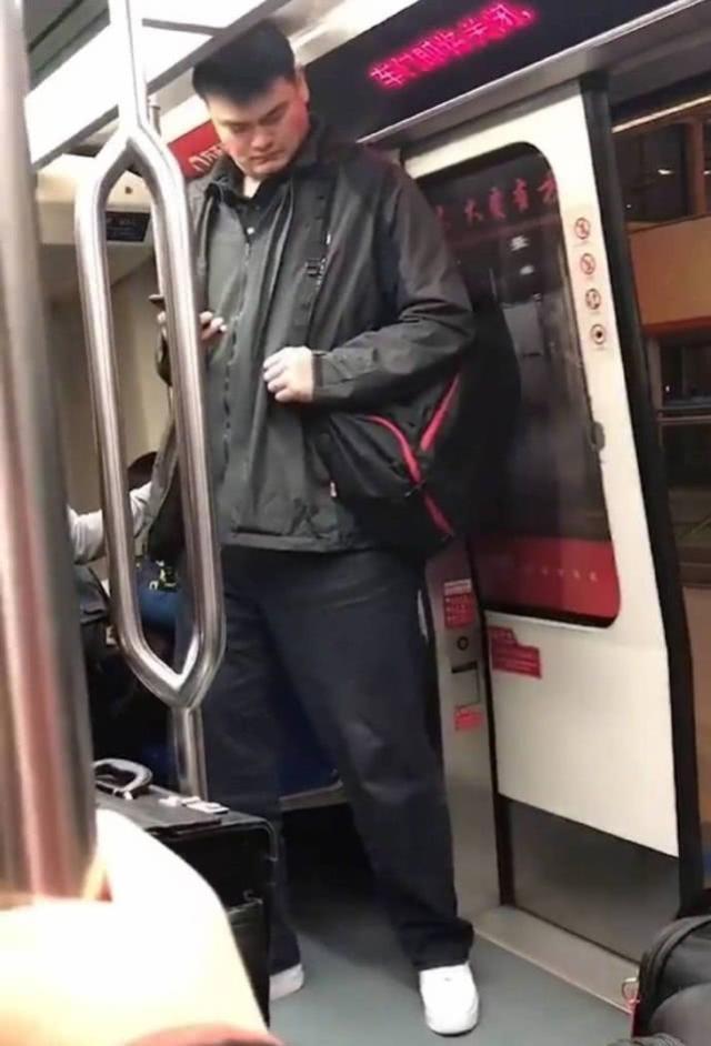 姚明坐车视频大全,姚明坐车姿态