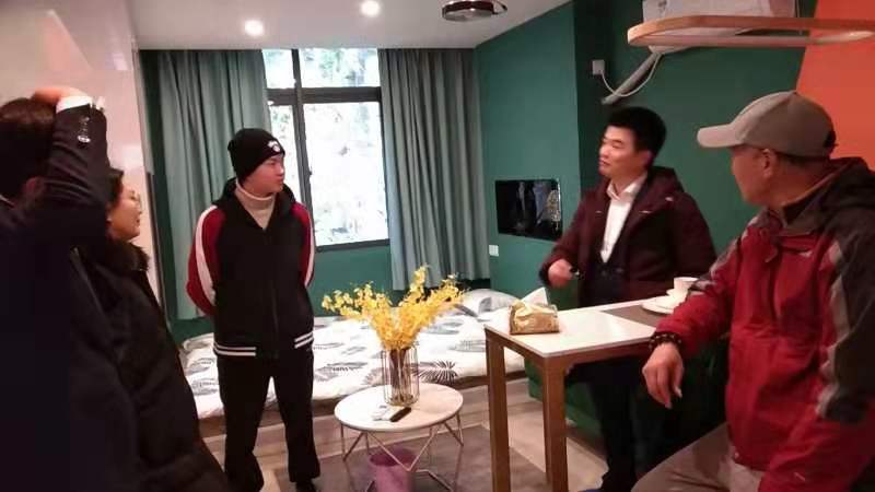 房咖荟和万合群盟成功举办学区房看房游学活动