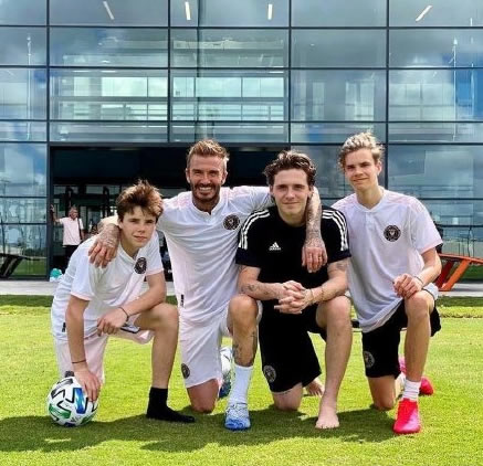 贝克汉姆带娃的视频,贝克汉姆带儿子踢足球