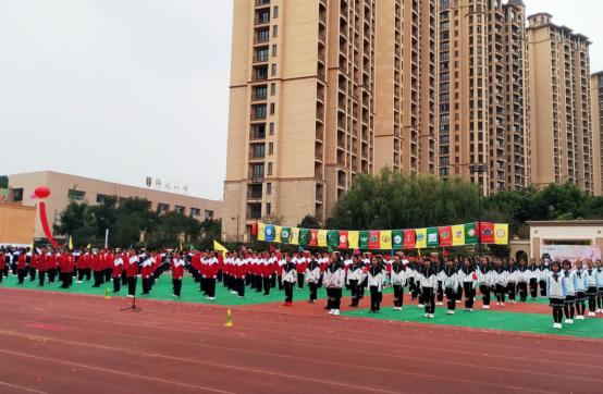 披着五彩盛装，唱响我的祖国，天府师大一中运动会，燃了