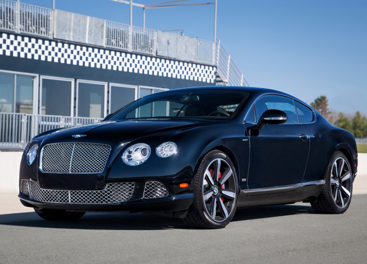 双色宾利汽车白色,双色宾利飞驰2020