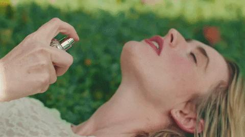 香奈儿五号之水清新花香,你身上的香水味是哪首歌的歌词