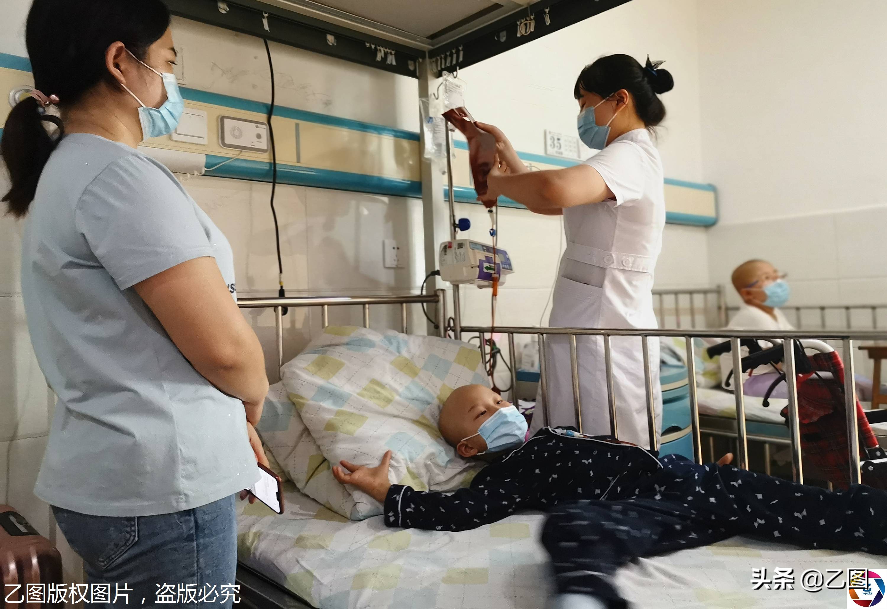 故事：长沙一男子高温下扛包爬楼，挥汗如雨，却扛不起儿子的生命